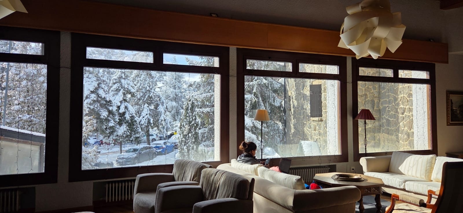 un área de esquí con montañas cubiertas de nieve en el fondo