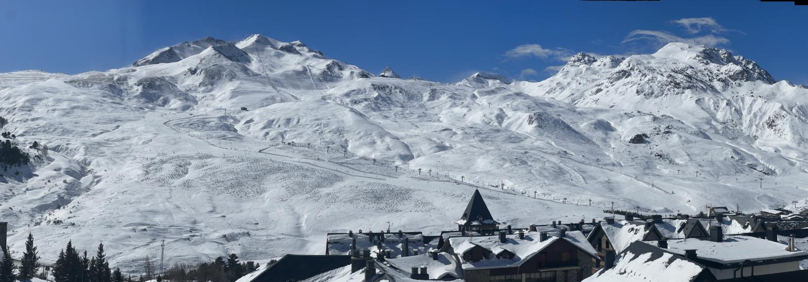 Images | SNÖ Formigal | Site Officiel : Montagnes enneigées et sapins, ambiance hivernale féerique.