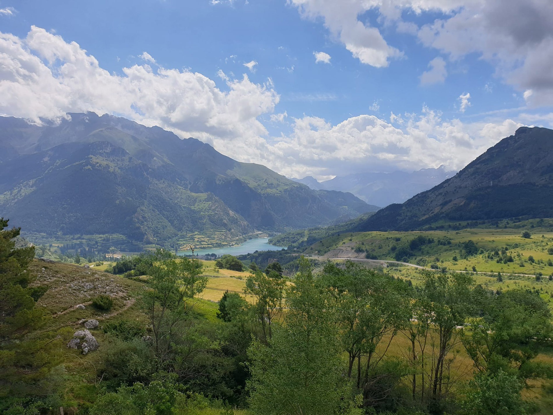 un valle con montañas y un lago en medio