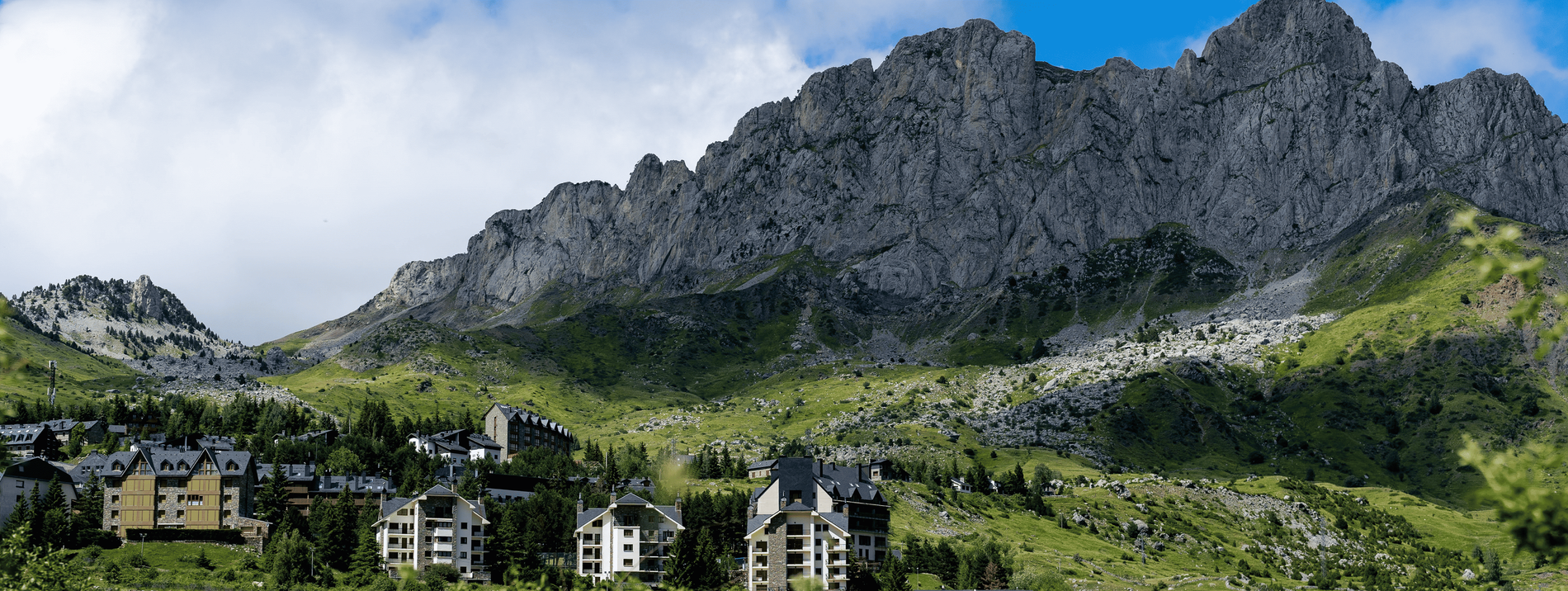 un groupe de bâtiments est assis au sommet d' une colline avec une montagne en arrière-plan