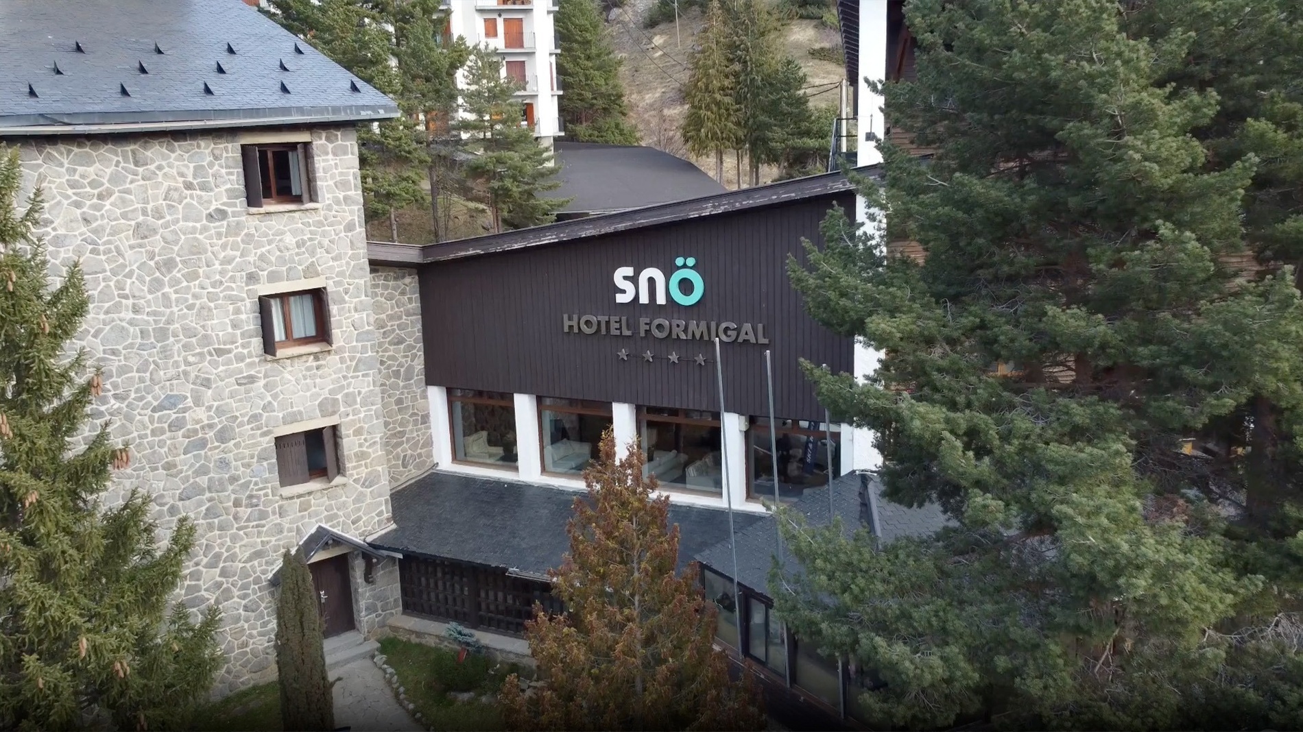 una vista aérea del hotel formigal con árboles alrededor