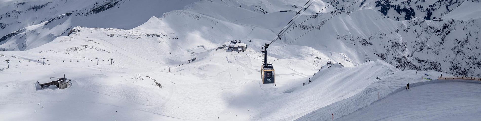 un teleférico en la cima de una montaña cubierta de nieve
