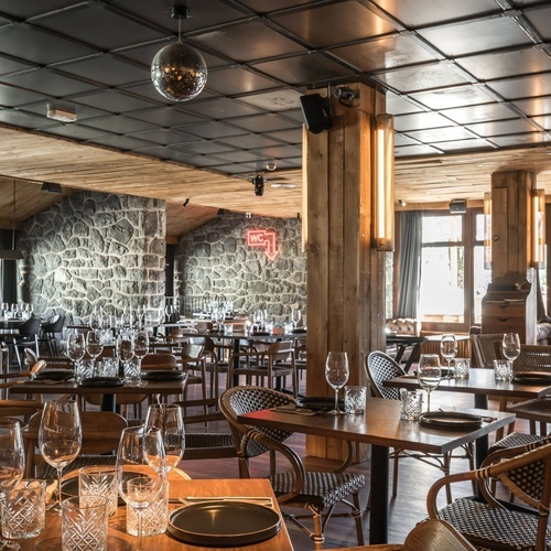 une grande salle à manger avec des tables et des chaises