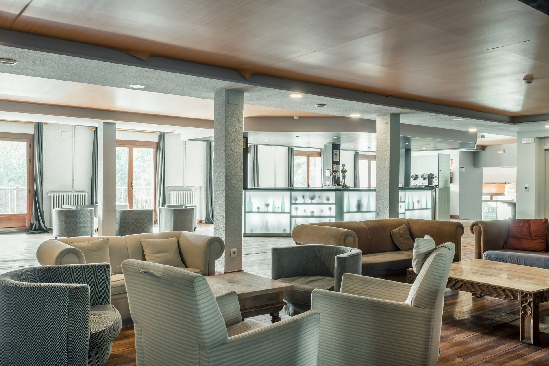 una gran montaña con un cielo azul en el fondo