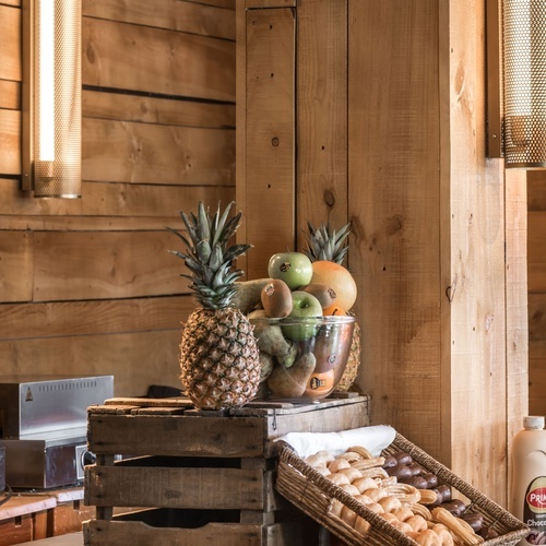 un restaurant avec des montagnes en arrière-plan