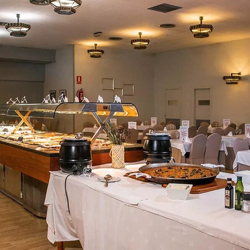 une salle à manger avec des tables et des assiettes de nourriture