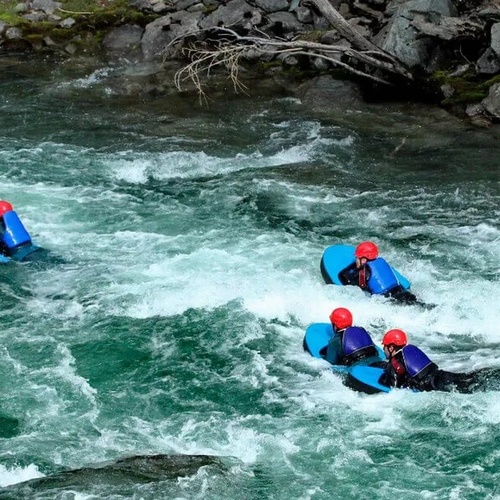 un grupo de personas en balsas en un río