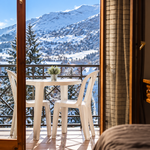 Twin room at SNO: Condes de Pallars with bunk beds, mirror, and closet.