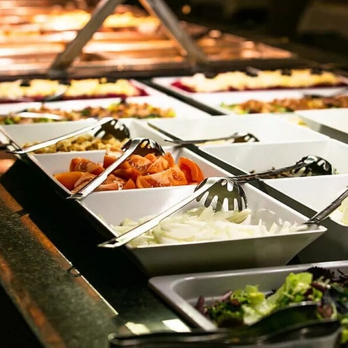 un buffet rempli de salades et d' autres aliments