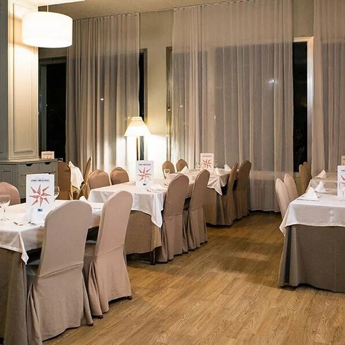 une salle à manger avec des tables et des chaises
