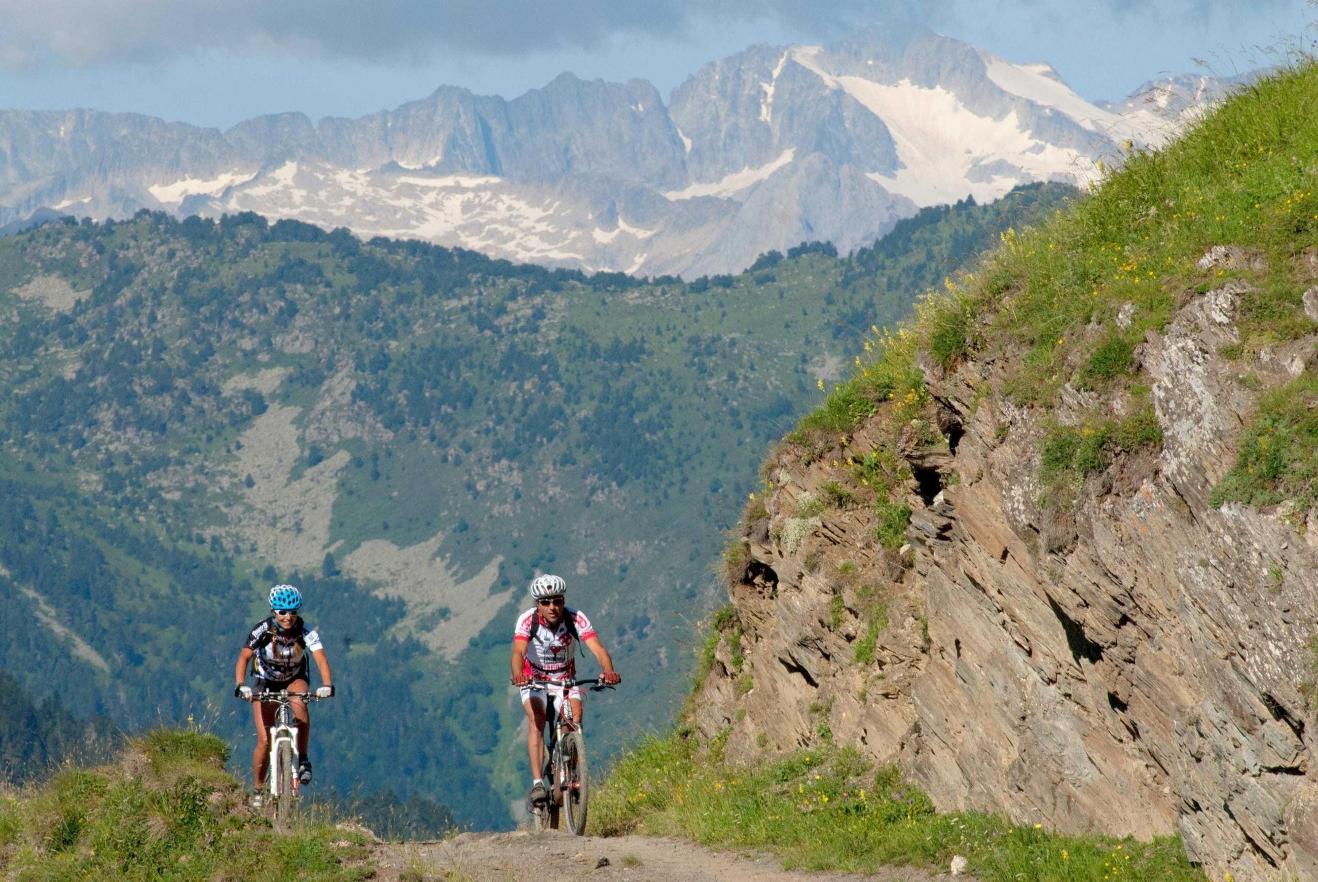 un homme fait du vélo sur une route au coucher du soleil