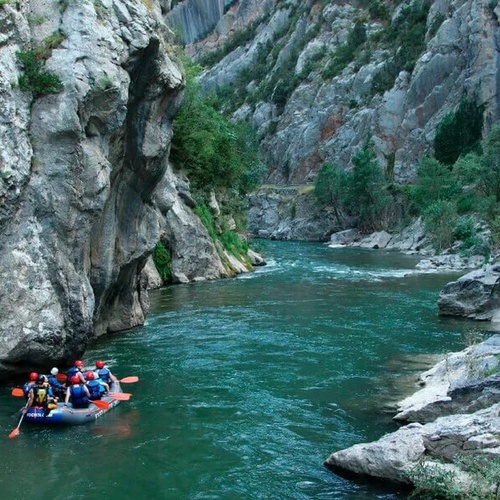 un grupo de personas remando en un bote en un río