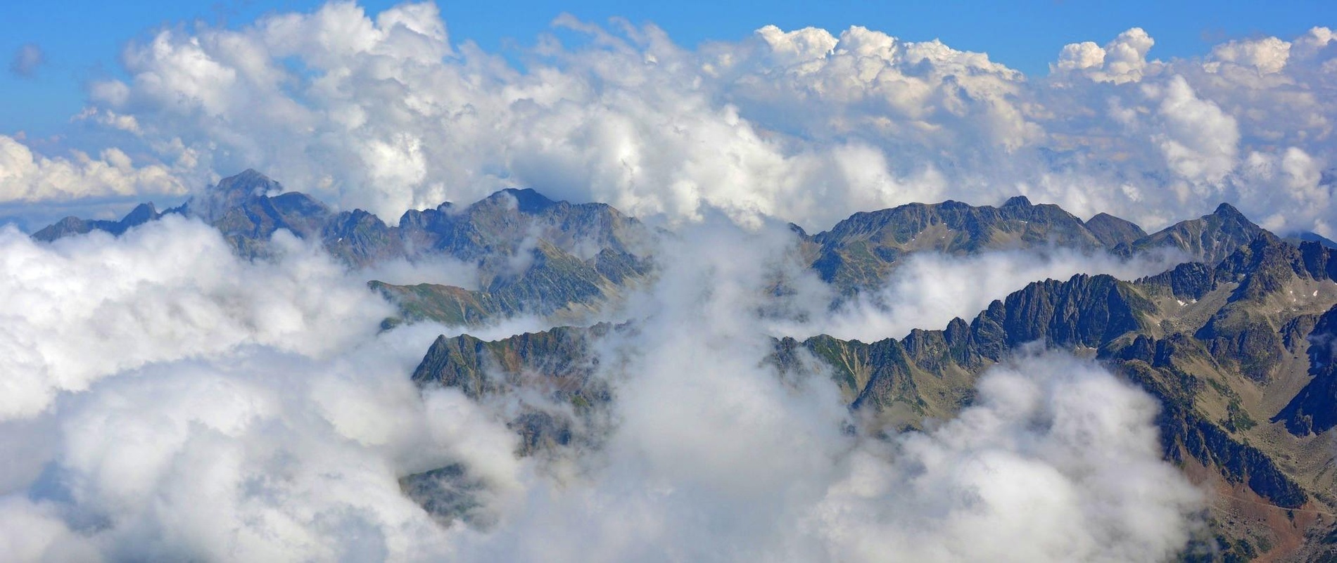 una vista aérea de las montañas cubiertas de nubes