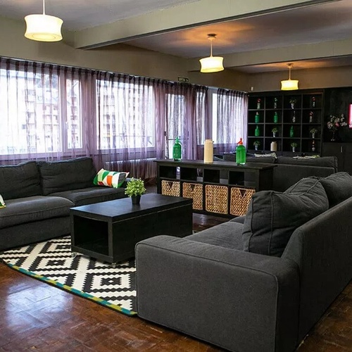 un salon avec des canapés et une télévision