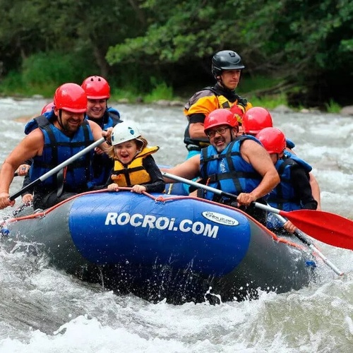 un grupo de personas están remando en un bote azul que dice rocroi.com