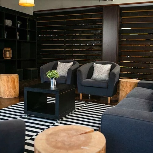 un salon avec un canapé et deux chaises