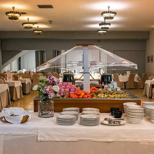 una mesa llena de platos y tazas en un comedor