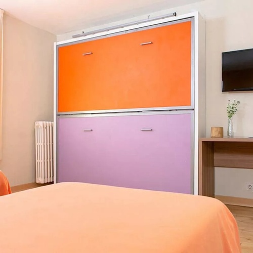 une chambre avec deux lits et une télévision à l' arrière