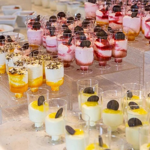 un tas de verres remplis de desserts assortis