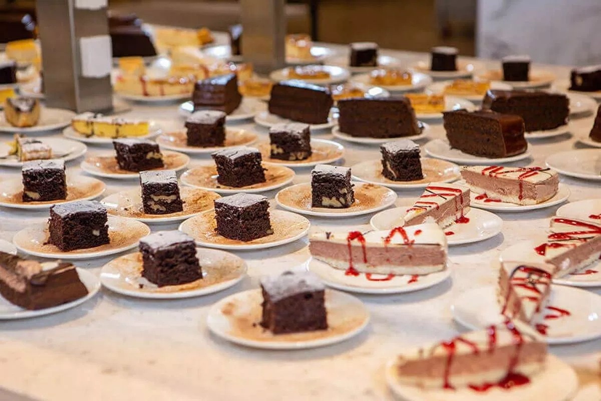 un montón de platos llenos de diferentes tipos de pasteles