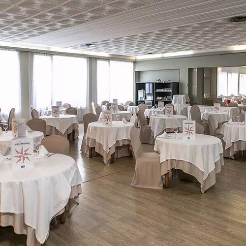 une salle à manger avec beaucoup de tables et de chaises