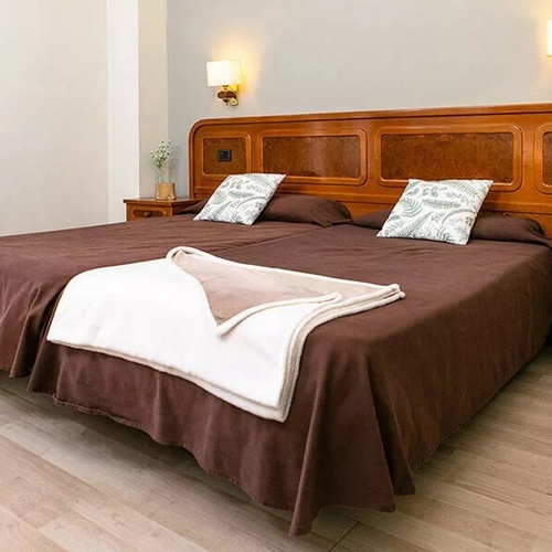 une chambre d' hôtel avec deux lits et une table de chevet