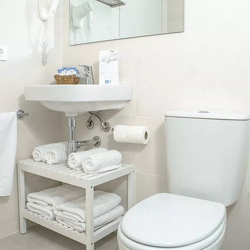 une salle de bain avec un lavabo et une toilette