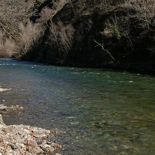 un río que fluye a través de una ladera rocosa