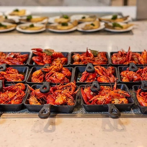 un buffet lleno de camarones y otros platos de comida