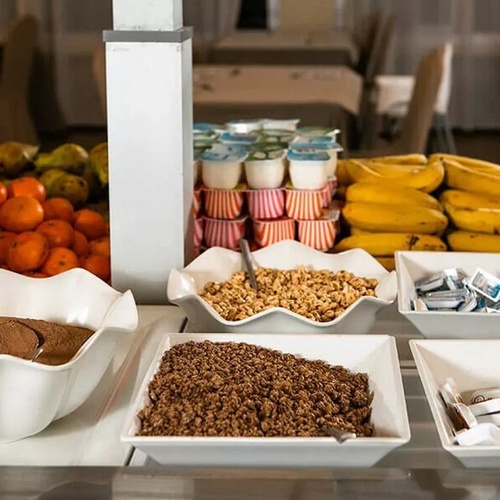 un buffet de comida con frutas y granola