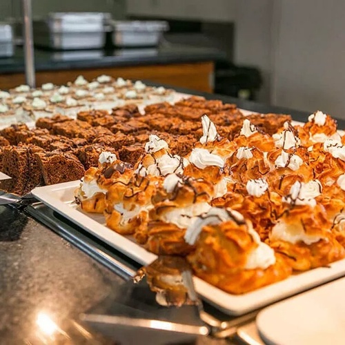 una variedad de pasteles están sobre una mesa en un restaurante