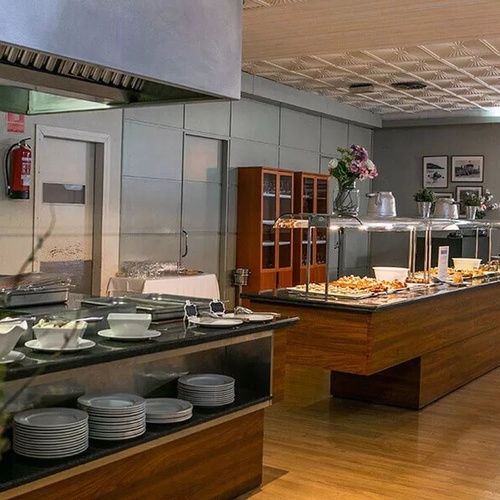 une salle à manger avec un extincteur sur le mur