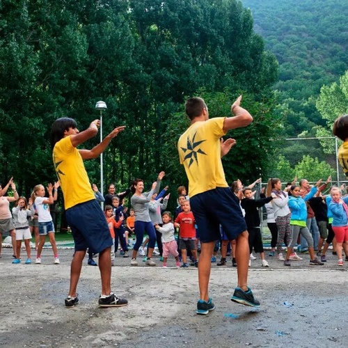 un grupo de niños con camisetas amarillas con una estrella en la espalda