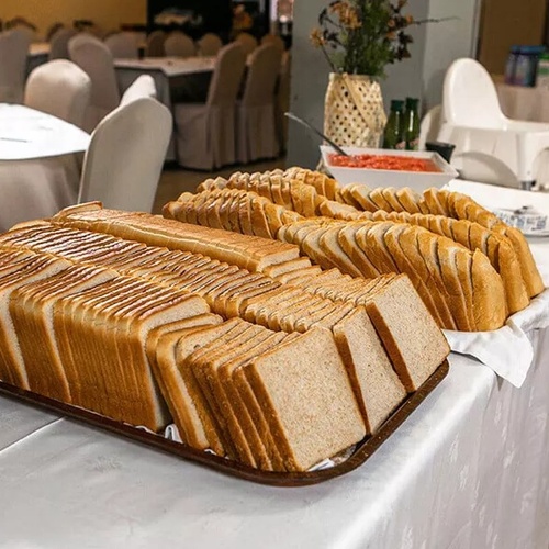 un plateau rempli de tranches de pain sur une table