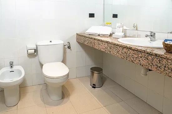 un baño con inodoro , lavabo y bidet .