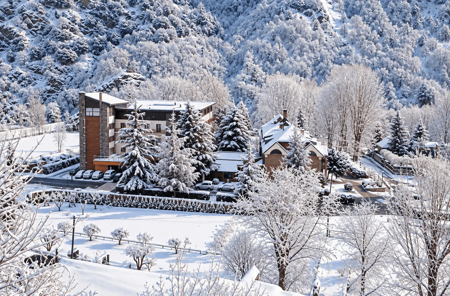Imatges: Sofà gris, butaques i troncs a la sala d'estar. SNÖ Condes del Pallars, Rialp, Lleida.