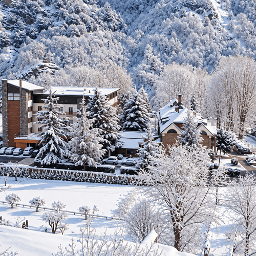 SNÖ Condes del Pallars: hotel d'hivern envoltat de neu i arbres coberts de gel a la muntanya.