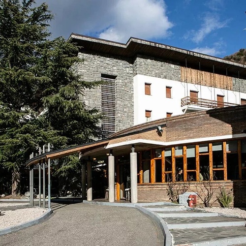 l' entrée d' un grand bâtiment avec des escaliers menant à l' entrée