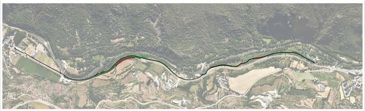 un hombre monta una bicicleta en una carretera