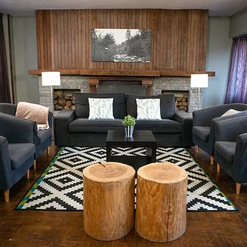 un salon avec des chaises et un canapé et une cheminée