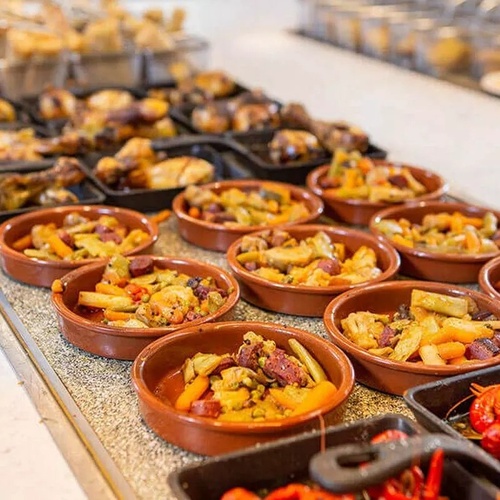 un montón de platos de comida están sobre una mesa .