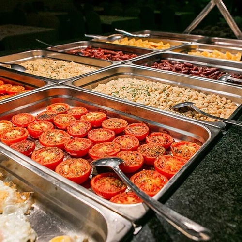 un buffet rempli de tomates et d' autres aliments