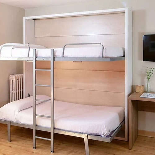 une chambre avec deux lits superposés et une télévision