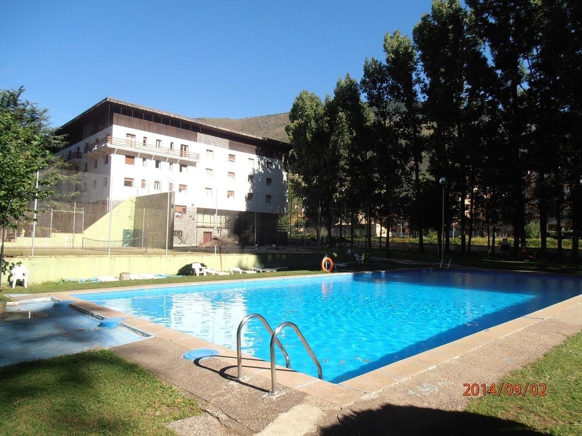 una foto de una piscina tomada en agosto de 2014