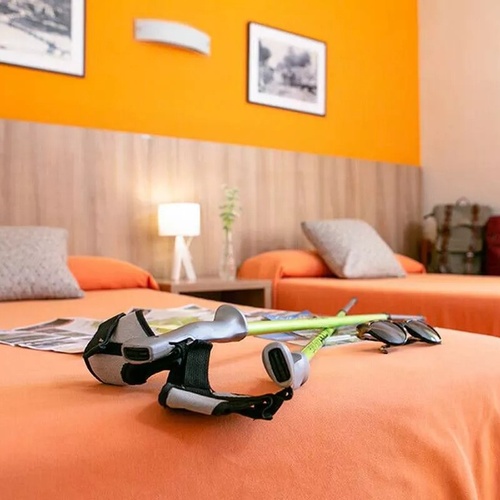 une paire de béquilles est posée sur un lit orange