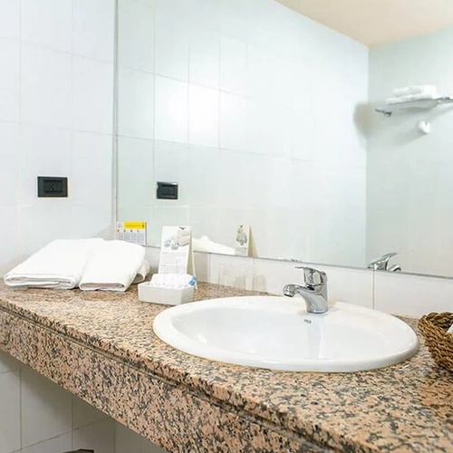 une salle de bain avec un lavabo et un miroir