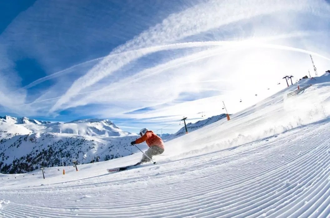 un lago en medio de un valle rodeado de montañas