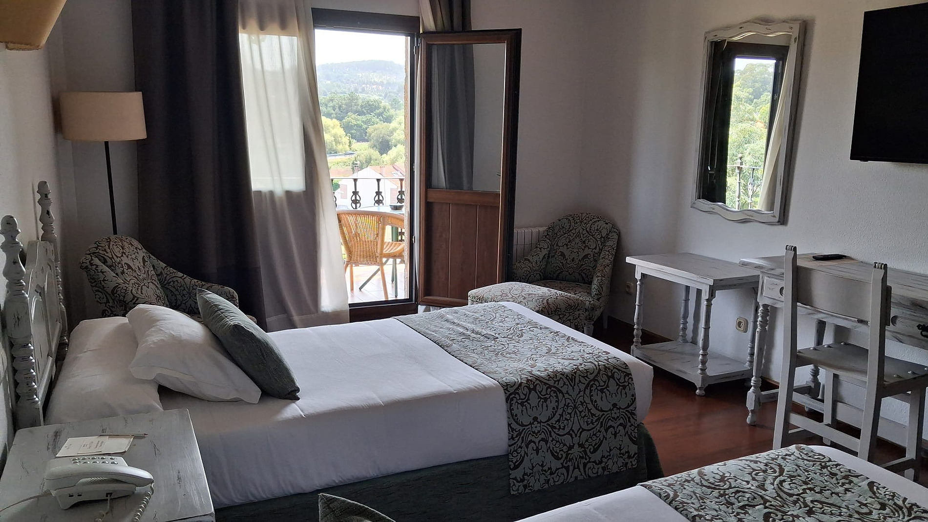 Encantador balcón en Pazo O Rial SNO, con mesa y sillas, ideal para vistas rurales.