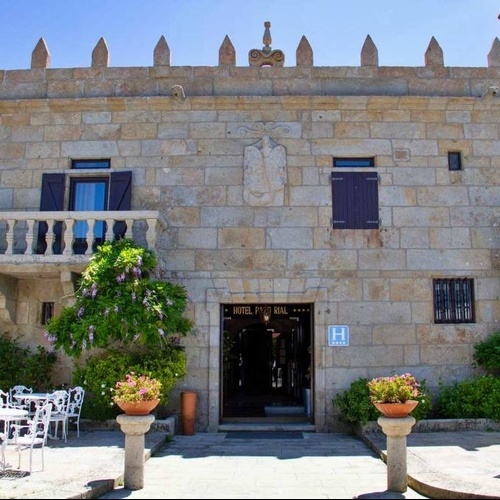 un edificio de piedra con la palabra hotel en la entrada