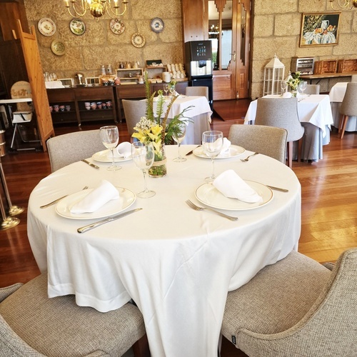 une salle à manger avec une table ronde et des chaises